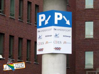 Gevouwen V-vorm parkeerbord verzamelgebouw op zuil